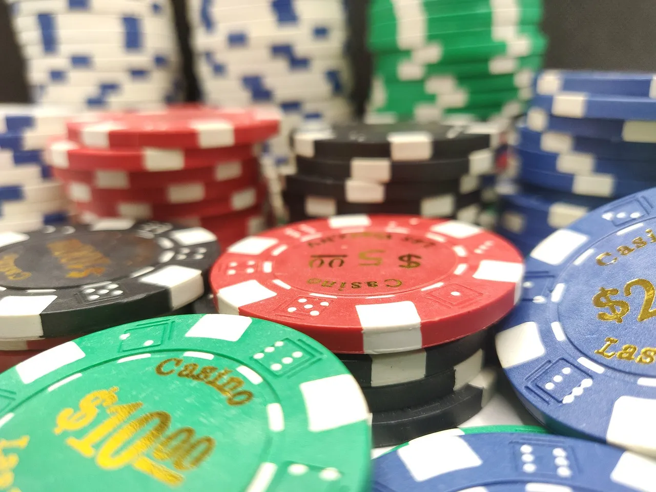 Slot maszyna z symbolami owocowymi w legalnym kasynie internetowym