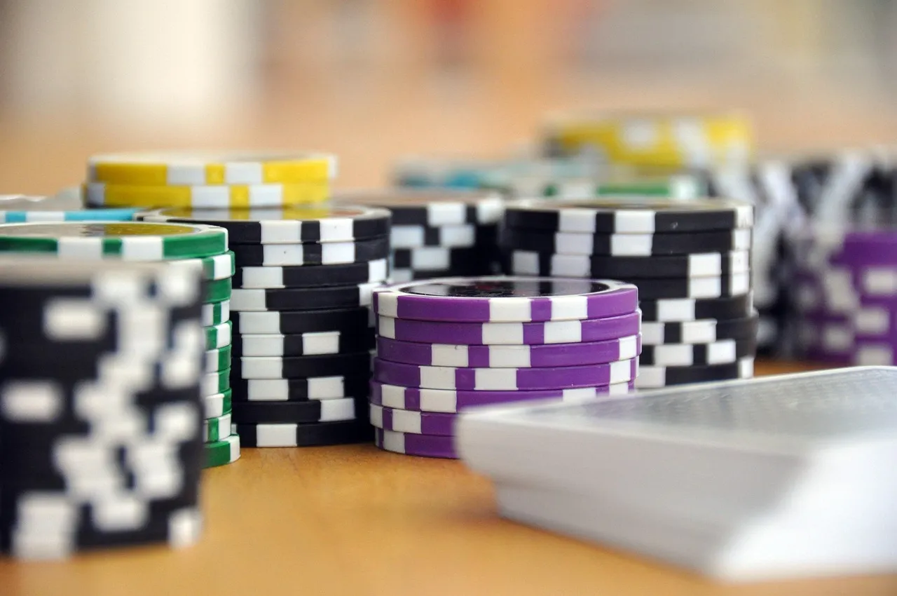 Bonus powitalny kasyna online wyświetlony na ekranie komputera